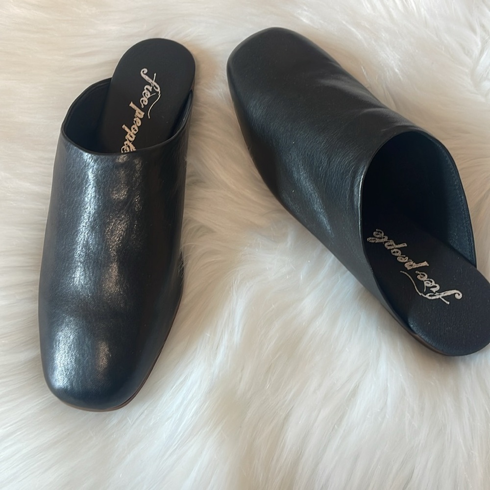 Women’s Flats - Picture 2 of 2